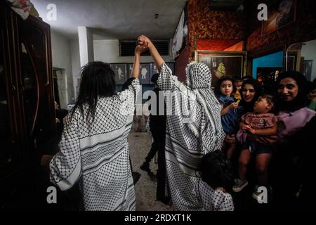 Nablus, Palestina. 23 luglio 2023. I palestinesi ricevono il prigioniero, in mezzo a Qaddoura, dopo il suo rilascio da parte delle autorità israeliane, nella città di Balata, a est di Nablus, in Cisgiordania. Il palestinese in mezzo era prigioniero nelle prigioni israeliane. Credito: SOPA Images Limited/Alamy Live News Foto Stock