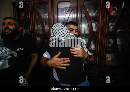 Nablus, Palestina. 23 luglio 2023. Una donna abbraccia il prigioniero, in mezzo a Qaddoura, dopo il suo rilascio da parte delle autorità israeliane, nella città di Balata, a est di Nablus, in Cisgiordania. Il palestinese in mezzo era prigioniero nelle prigioni israeliane. Credito: SOPA Images Limited/Alamy Live News Foto Stock