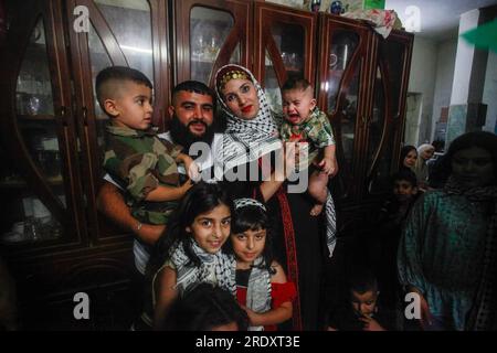 Nablus, Palestina. 23 luglio 2023. Il prigioniero palestinese liberato, in mezzo a Qaddoura, abbraccia la sua famiglia, dopo il suo rilascio da parte delle autorità israeliane, nella città di Balata, a est di Nablus, in Cisgiordania. Il palestinese in mezzo era prigioniero nelle prigioni israeliane. (Foto di Nasser Ishtayeh/SOPA Images/Sipa USA) credito: SIPA USA/Alamy Live News Foto Stock