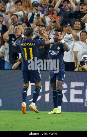 Los Angeles, California, USA. 23 luglio 2023. L'attaccante del Real Madrid VinÃ-cius JÃºnior (R) celebra il suo gol con l'attaccante del Real Madrid Rodrygo Silva (L) durante una partita del Soccer Champions Tour tra l'AC Milan e il Real Madrid FC a Pasadena, California. 23 luglio 2023. (Immagine di credito: © Ringo Chiu/ZUMA Press Wire) SOLO USO EDITORIALE! Non per USO commerciale! Foto Stock