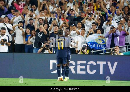Los Angeles, California, USA. 23 luglio 2023. L'attaccante del Real Madrid VinÃ-cius JÃºnior (R) celebra il suo gol con l'attaccante del Real Madrid Rodrygo Silva (L) durante una partita del Soccer Champions Tour tra l'AC Milan e il Real Madrid FC a Pasadena, California. 23 luglio 2023. (Immagine di credito: © Ringo Chiu/ZUMA Press Wire) SOLO USO EDITORIALE! Non per USO commerciale! Foto Stock