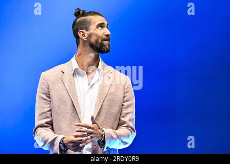 Fukuoka, Giappone. 23 luglio 2023. Michael Phelps degli stati uniti d'America assegna a Leon Marchand la medaglia d'oro e il record del mondo dopo la finale maschile Freestyle 4X100m durante il 20° Campionato Mondiale di Aquatics alla Marine Messe Hall A di Fukuoka (Giappone), il 23 luglio 2023. Crediti: Insidefoto di andrea staccioli/Alamy Live News Foto Stock