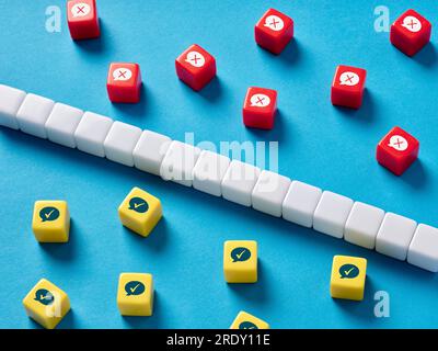 Pensieri o opinioni positivi o negativi. Discussione sui pro e contro. Dispute, conflitti e idee diverse. Foto Stock