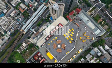 Vista aerea dei turisti che si godono il King Power del bar sul tetto di Mahanakhon a Bangkok, Thailandia Foto Stock