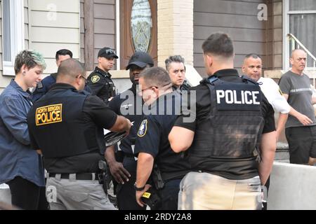 Union City, Stati Uniti. 23 luglio 2023. Diversi agenti di polizia con pistole lunghe sulla scena di una situazione di ostaggi. Situazione degli ostaggi segnalata a Union City. Verso le 17:30 di domenica sera è stata segnalata una situazione di ostaggi. È stato riferito che c'era una persona che teneva un altro ostaggio in una residenza. Verso le 19:30 la situazione era sotto controllo e fu dato un chiaro chiaro. Una donna è stata vista trasportata in un luogo non rivelato da EMS. Il team SWAT regionale della contea di Union ha risposto alla scena. Credito: SOPA Images Limited/Alamy Live News Foto Stock