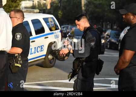 Union City, Stati Uniti. 23 luglio 2023. Diversi agenti di polizia con pistole lunghe sulla scena di una situazione di ostaggi. Situazione degli ostaggi segnalata a Union City. Verso le 17:30 di domenica sera è stata segnalata una situazione di ostaggi. È stato riferito che c'era una persona che teneva un altro ostaggio in una residenza. Verso le 19:30 la situazione era sotto controllo e fu dato un chiaro chiaro. Una donna è stata vista trasportata in un luogo non rivelato da EMS. Il team SWAT regionale della contea di Union ha risposto alla scena. Credito: SOPA Images Limited/Alamy Live News Foto Stock