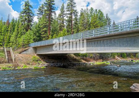 Le scale conducono al fiume Deschutes sotto il ponte dell'autostrada 42 vicino a la Pine in Oregon, Stati Uniti Foto Stock