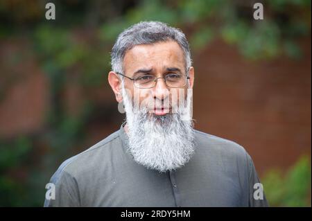 Foto del file datata 19/07/21 di Anjem Choudary che parla ai media di Ilford, nella zona est di Londra, dopo che le restrizioni su di lui che parla in pubblico dopo il suo rilascio dalla prigione sono giunte al termine Choudary, 56 anni, è stato accusato di tre reati terroristici, tra cui dirigere un'organizzazione terroristica, ha detto la polizia metropolitana. Data di emissione: Lunedì 24 luglio 2023. Foto Stock