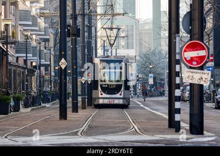 Rotterdam, Paesi Bassi - 2021-03-31: Un tram Citadis della compagnia di trasporti pubblici RET nelle strade del centro di Rotterdam Foto Stock