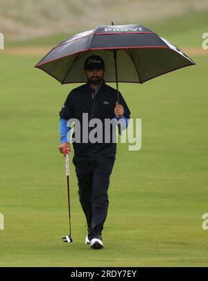 Hoylake, Merseyside, Regno Unito. 23 luglio 2023; Royal Liverpool Golf Club, Hoylake, Merseyside, Inghilterra: Open Championship Final Round; Antoine Rozner (fra) percorre il diciottesimo fairway in piena pioggia credito: Action Plus Sports Images/Alamy Live News Foto Stock