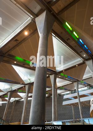 Situata vicino al Mediterraneo ad Alessandria, in Egitto, la spettacolare Bibliotheca Alexandrina Library è un omaggio e una reinterpretazione dell'Antico Foto Stock