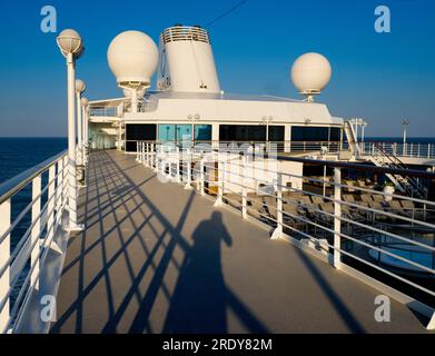 I ponti di osservazione sono la mia arma segreta e il luogo di tiro preferito a bordo delle navi da crociera; offrono anche una splendida vista sul mare, sul Foto Stock