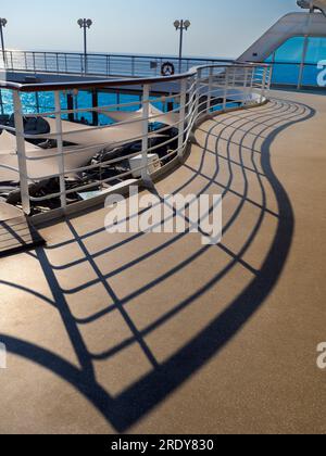 I ponti di osservazione sono la mia arma segreta e il luogo di tiro preferito a bordo delle navi da crociera; offrono anche una splendida vista sul mare, sul Foto Stock