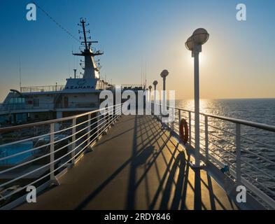 I ponti di osservazione sono la mia arma segreta e il luogo di tiro preferito a bordo delle navi da crociera; offrono anche una splendida vista sul mare, sul Foto Stock