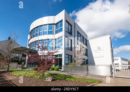 Sprockhovel, Germania - 16 aprile 2022: Veduta stradale di Sprockhovel di giorno con l'ufficio della società Rudolf von Scheven (valvole a sfera) nel Nord Reno-Westp Foto Stock