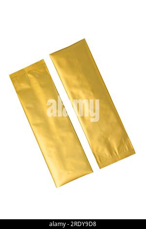 Sacchetti con fazzoletto laterale metallizzato dorato isolati su sfondo bianco. Mockup vuoto del modello di imballaggio della pellicola. Caffè metallizzato e alla moda Foto Stock