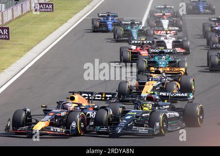 Mogyorod. 23 luglio 2023. I piloti prendono il via durante il Gran Premio d'Ungheria di Formula uno 2023 all'Hungaroring di Mogyorod vicino Budapest, in Ungheria, il 23 luglio 2023. Crediti: Attila Volgyi/Xinhua/Alamy Live News Foto Stock