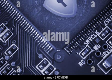 scheda a circuito stampato con componenti attivi e passivi a montaggio superficiale in primo piano. Concetto di sicurezza informatica Foto Stock