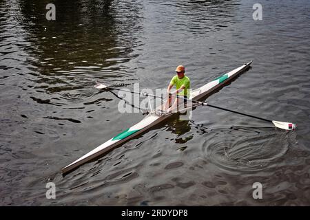 Un uomo che rema una sola barca sul fiume Avon a Stratford Upon Avon, Inghilterra, Regno Unito Foto Stock