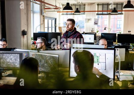 Architetti che discutono e lavorano insieme in ufficio Foto Stock