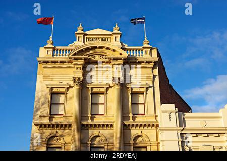 Ballarat Australia / lo storico paesaggio urbano di Camp Street di Ballarat. Qui si trova il Ballarat Trades Hall Building, risalente al 1888 circa. Ballarat ha un saluto orgoglioso Foto Stock