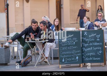 Cafe in der Altstadt von Valencia. Aufschrift auf einer Tafeln begrenzt den Aufenthalt bei einem Kaffee auf 20 Minuten und einem Bier oder anderen Kal Foto Stock