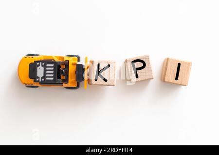Carrello elevatore giocattolo tenere il blocco P per completare la parola kpi su sfondo legno (concetto per la data di calendario nel mese di settembre) Foto Stock