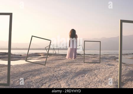 donna che cammina verso l'infinito, attraversa una strada con porte surreali, concetto astratto Foto Stock