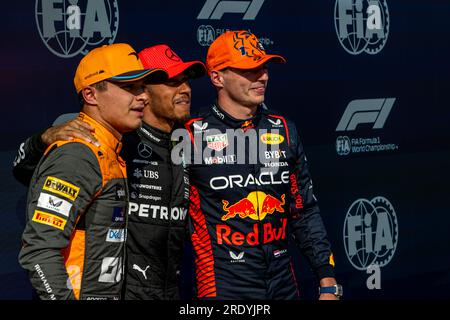 Budapest, Ungheria. 23 luglio 2023. HUNGARORING, UNGHERIA - 22 LUGLIO: L'inglese Lando Norris e la McLaren, Lewis Hamilton, la Mercedes F1 W14 e Max Verstappen dei Paesi Bassi e la Red Bull Racing dopo essersi qualificati davanti al Gran Premio di F1 d'Ungheria a Hungaroring il 22 luglio 2023 a Budapest, Ungheria. (Foto di Michael Potts/BSR Agency) credito: BSR Agency/Alamy Live News Foto Stock