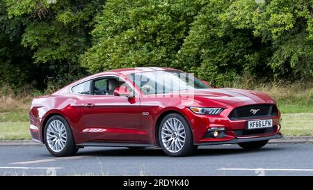Milton Keynes, Regno Unito - 21 luglio 2023: 2017 Ford Mustang GT rossa che guida su una strada inglese Foto Stock