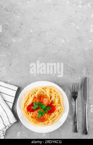 Spaghetti completati da polpette classiche inzuppate di salata salsa di pomodoro Foto Stock