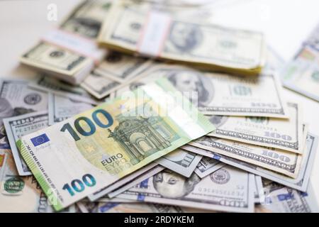 banconote in euro e dollari su sfondo bianco isolato Foto Stock