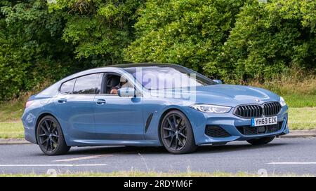 Milton Keynes, Regno Unito - 21 luglio 2023: 2019 auto BMW 840i blu che guida su una strada inglese Foto Stock