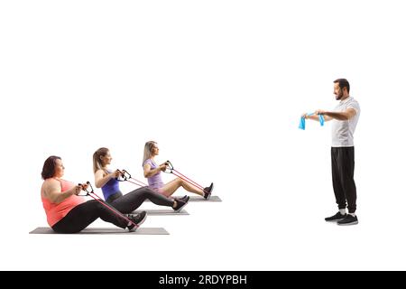 Allenatore maschile e donne che si allenano con bande di resistenza isolate su sfondo bianco Foto Stock