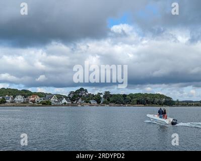 © Denis TRASFI / MAXPPP - Francia, Bretagne, Morbihan, île d'Arz (à proximité de l'Île-aux-Moines) le 22 juillet 2023 - Traversée en bâteau pour rejo Foto Stock