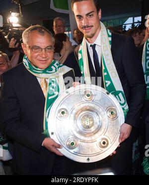 FOTO D'ARCHIVIO: Felix MAGATH avrà 70 anni il 28 luglio 2023, l'allenatore Felix MAGATH se n'è andato. E il portiere Diego BENAGLIO (WOB) con il campionato tedesco; calcio 1st Bundesliga, VfL Wolfsburg campioni tedeschi 2009, ricevimento nel municipio il 23 maggio 2009 a Wolfsburg, stagione 0809? Foto Stock