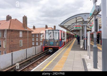 Shadwell Light Railway Station (LDR), Shadwell Place, Shadwell, The London Borough of Tower Hamlets, Greater London, England, Regno Unito Foto Stock