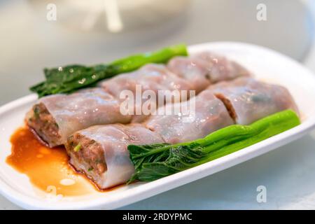 Un piatto di delizioso tè cantonese mattutino dim sum, involtini di riso di manzo Foto Stock