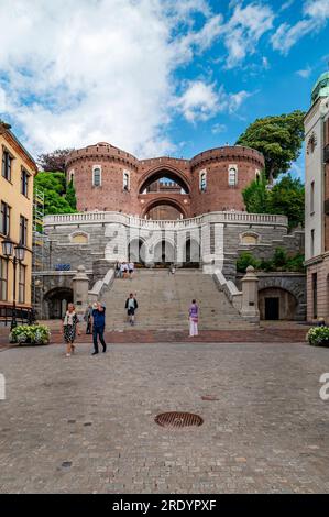 HELSINGBORG, SVEZIA - 16 LUGLIO 2023: Le scale e la terrazza che conducono al castello medievale chiamato karnan, che difendeva gli svedesi dai danesi Foto Stock