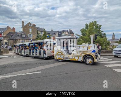 C) Denis TRASFI / MAXPPP - Francia, Bretagne, Morbihan, Ville de Vannes le 21 juillet 2023 - Petit train de tourisme faisant visite la ville / Francia, Foto Stock