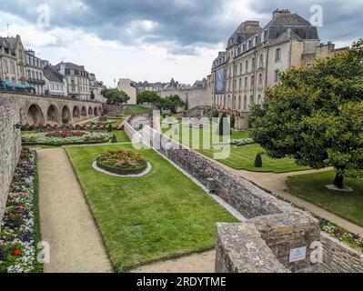 C) Denis TRASFI / MAXPPP - Francia, Bretagne, Morbihan, Ville de Vannes le 21 juillet 2023 - Jardins fleuris du Château de l'Hermine / Francia, Britta Foto Stock