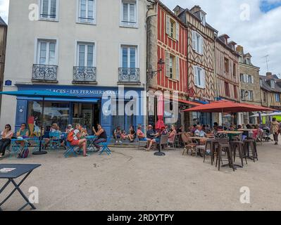 C) Denis TRASFI / MAXPPP - Francia, Bretagne, Morbihan, Ville de Vannes le 21 juillet 2023 - la placedes Lices avec ses commerces et ses Tourist / F. Foto Stock