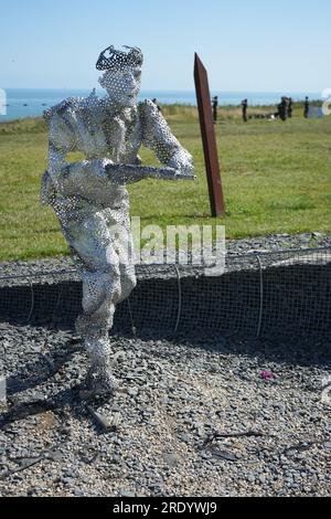 Statue di soldati della seconda guerra mondiale realizzate con rondelle metalliche saldate individualmente al D-Day 75 Garden. Foto Stock