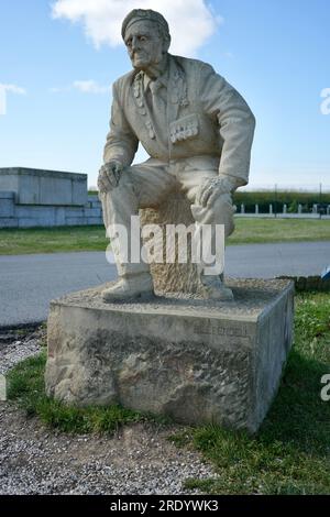 Statua del veterano della 11th Armoured Division Bill Pendell MM al D-Day 75 Garden. Foto Stock