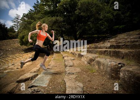 Una donna corre su gradini di pietra in un anfiteatro del Monte Tamalpais State Park a Mill Valley, California. Foto Stock