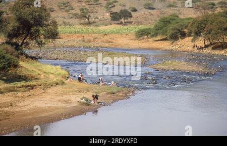 Le donne Zulu lavano i vestiti nel fiume Mooi a Keate's Drift nella provincia di KwaZulu-Natal in Sudafrica. Foto Stock