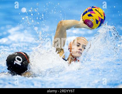 FUKUOKA - Brigitte Sleeking dei Paesi Bassi in azione contro Serena Browne del Canada durante i quarti di finale del Campionato del mondo di pallanuoto in Giappone. ANP KOEN VAN WEEL Foto Stock