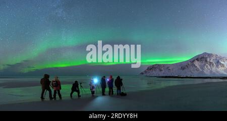 Fotografi sulla spiaggia di Skagsanden durante l'aurora boreale, Norvegia Foto Stock