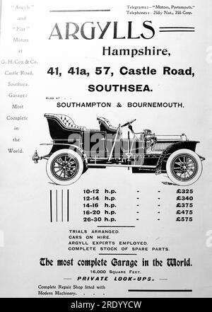 Pubblicità per Argyle e Fiat Motors al G.H. Cox and Co, del 41, 41a e 57 Castle Road, Southsea. Da una collezione di pubblicità e fotografie stampate datate 1908 relative alle aree di Southsea e Portsmouth nell'Hampshire, in Inghilterra. Alcuni degli originali erano poco più delle dimensioni dello snapshot e la qualità era variabile. Foto Stock