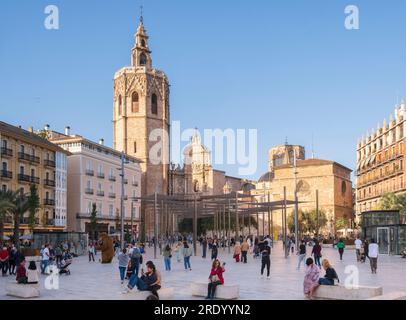 Plaza de la Reina (Piazza della Regina) nel centro storico di Valencia con la facciata barocca della cattedrale e il famoso campanile di Micalet Foto Stock